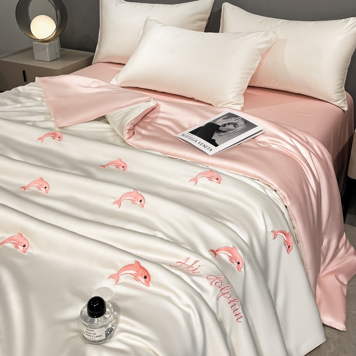 91家纺网 家纺一手货源 找家纺 如一 2025新款精绣系列水洗冰丝夏被四件套 小海豚-奶白粉