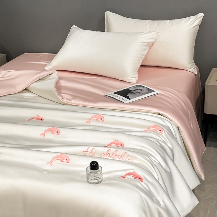 91家纺网 家纺一手货源 找家纺 如一 2025新款精绣系列水洗冰丝夏被四件套 小海豚-奶白粉