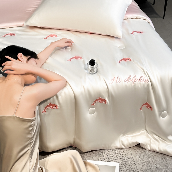 91家纺网 家纺一手货源 找家纺 如一 2025新款精绣系列水洗冰丝夏被四件套 小海豚-奶白粉