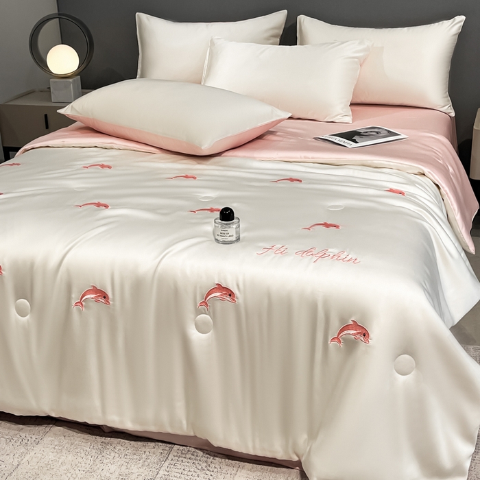 91家纺网 家纺一手货源 找家纺 如一 2025新款精绣系列水洗冰丝夏被四件套 小海豚-奶白粉