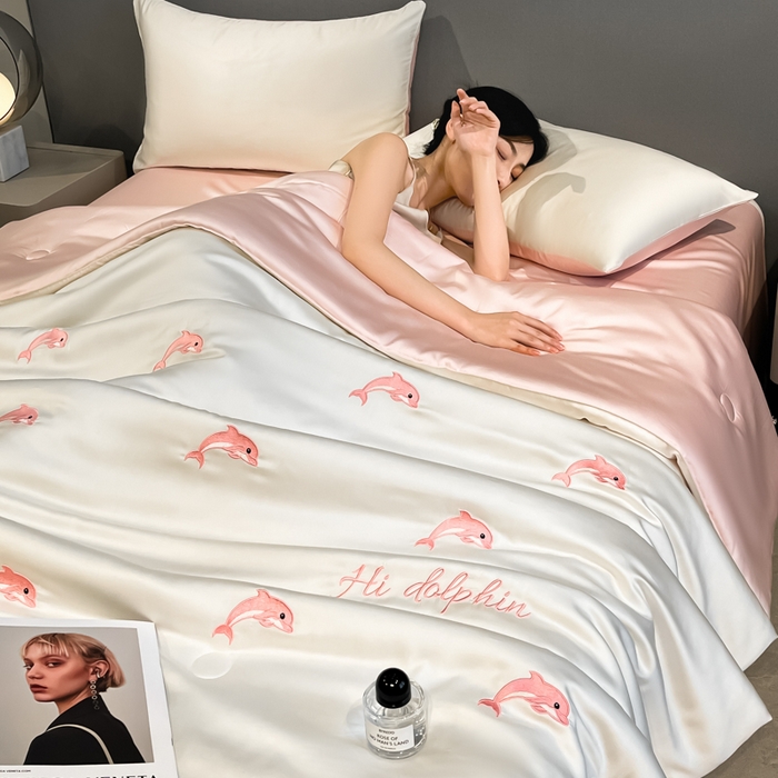 91家纺网 家纺一手货源 找家纺 如一 2025新款精绣系列水洗冰丝夏被四件套 小海豚-奶白粉