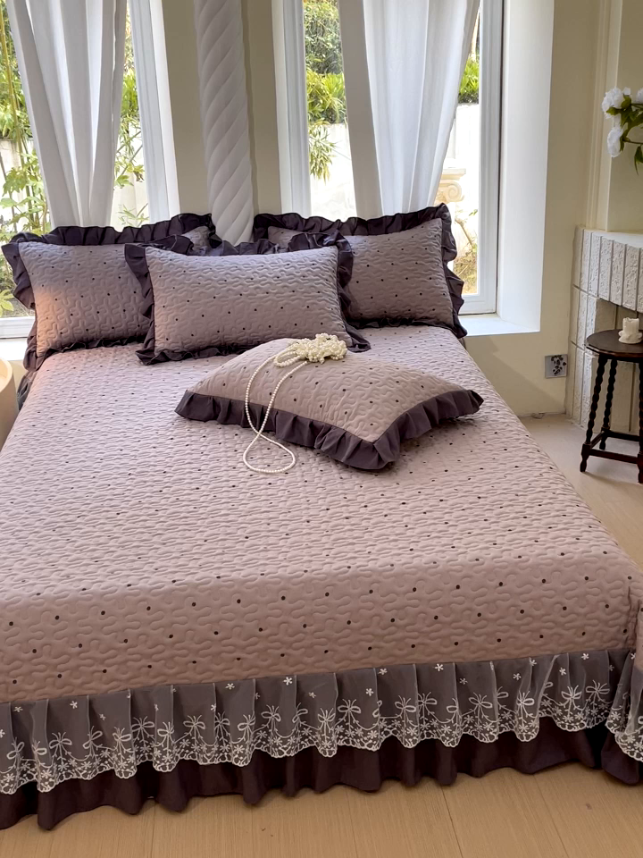 91家纺网 家纺一手货源 找家纺 雨彤家纺 2025年新款赫本风云朵水洗棉夹棉双层花边床盖 芋艿波波-紫-赫本风