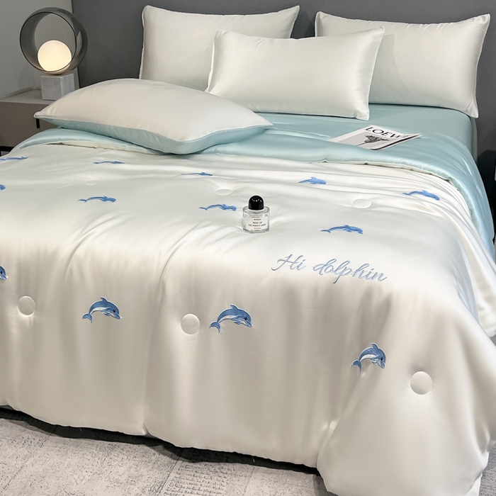 91家纺网 家纺一手货源 找家纺 如一 2025新款精绣系列水洗冰丝夏被四件套 小海豚-奶白蓝