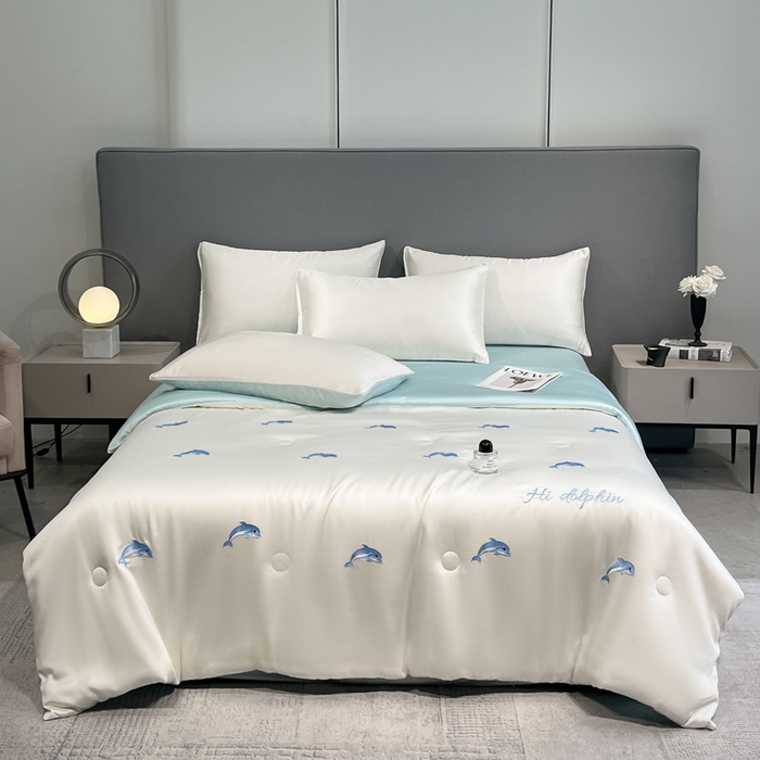 91家纺网 家纺一手货源 找家纺 如一 2025新款精绣系列水洗冰丝夏被四件套 小海豚-奶白蓝