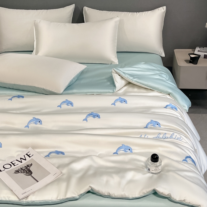 91家纺网 家纺一手货源 找家纺 如一 2025新款精绣系列水洗冰丝夏被四件套 小海豚-奶白蓝