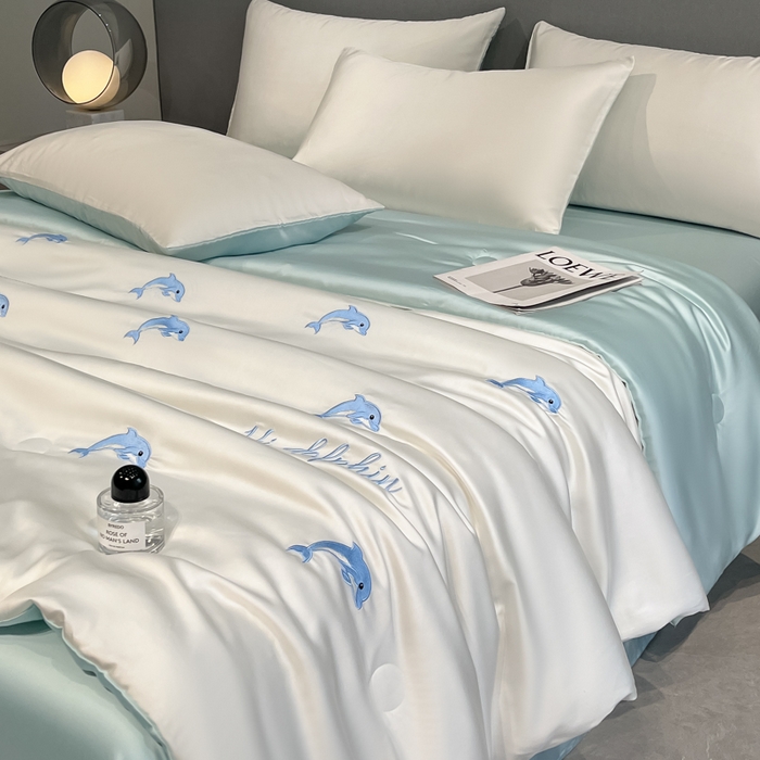 91家纺网 家纺一手货源 找家纺 如一 2025新款精绣系列水洗冰丝夏被四件套 小海豚-奶白蓝