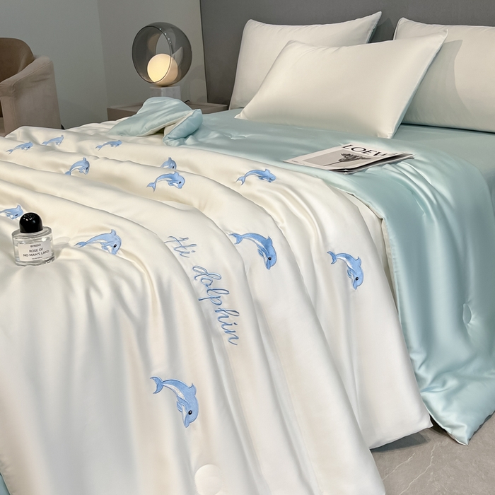 91家纺网 家纺一手货源 找家纺 如一 2025新款精绣系列水洗冰丝夏被四件套 小海豚-奶白蓝