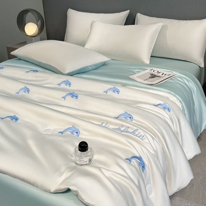 91家纺网 家纺一手货源 找家纺 如一 2025新款精绣系列水洗冰丝夏被四件套 小海豚-奶白蓝