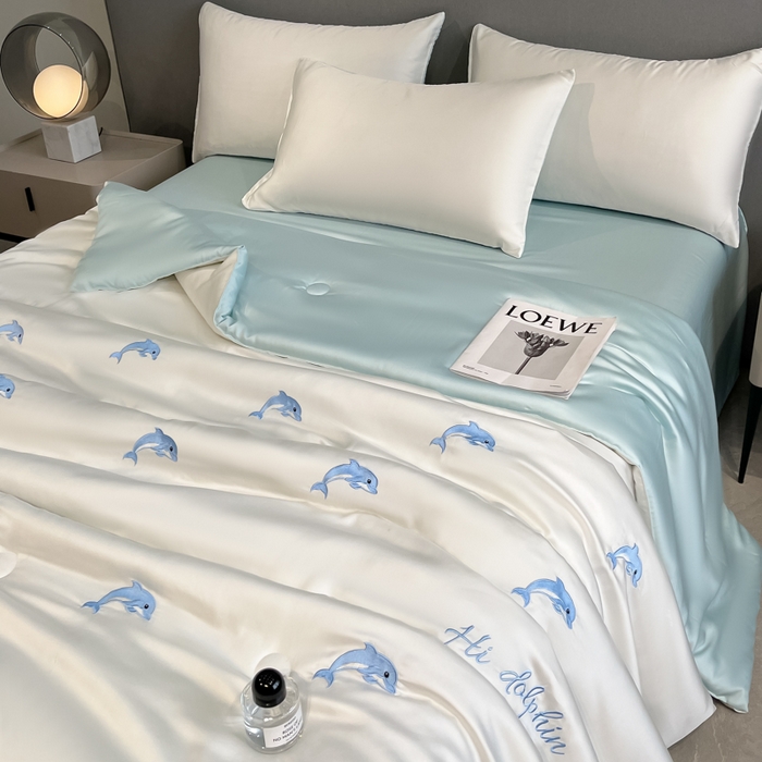 91家纺网 家纺一手货源 找家纺 如一 2025新款精绣系列水洗冰丝夏被四件套 小海豚-奶白蓝