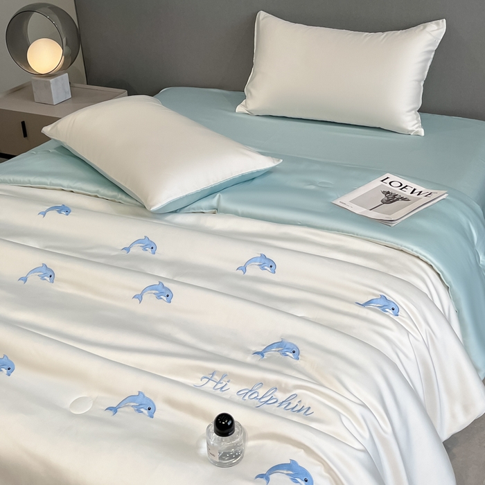 91家纺网 家纺一手货源 找家纺 如一 2025新款精绣系列水洗冰丝夏被四件套 小海豚-奶白蓝