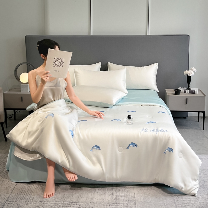 91家纺网 家纺一手货源 找家纺 如一 2025新款精绣系列水洗冰丝夏被四件套 小海豚-奶白蓝