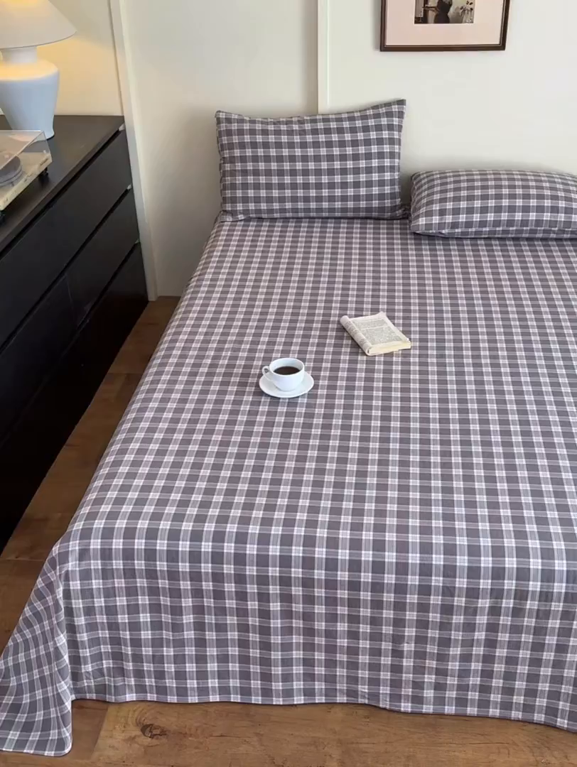 91家纺网 家纺一手货源 找家纺 吉象家纺 2025新款全棉色织水洗棉床单三件套 青春告白灰