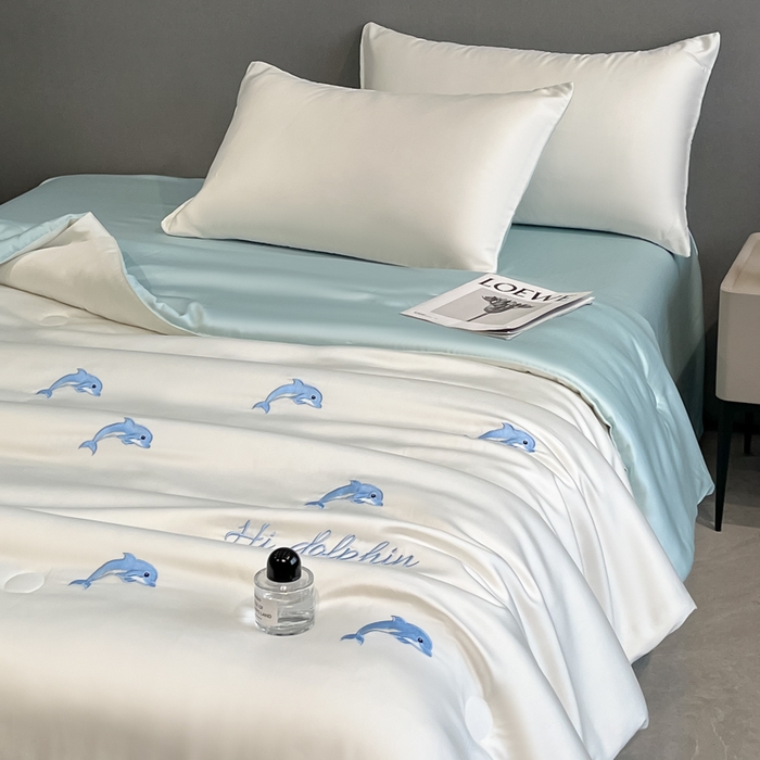 91家纺网 家纺一手货源 找家纺 如一 2025新款精绣系列水洗冰丝夏被四件套 小海豚-奶白蓝