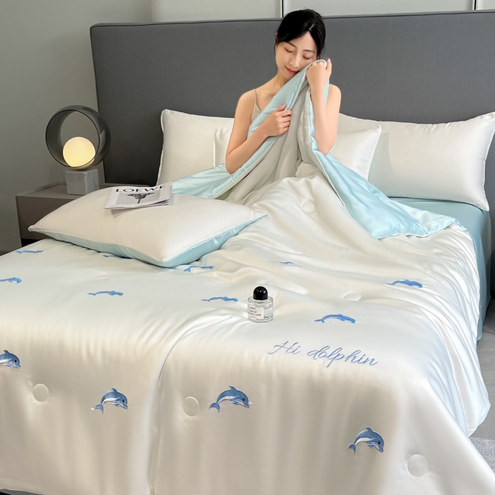 91家纺网 家纺一手货源 找家纺 如一 2025新款精绣系列水洗冰丝夏被四件套 小海豚-奶白蓝