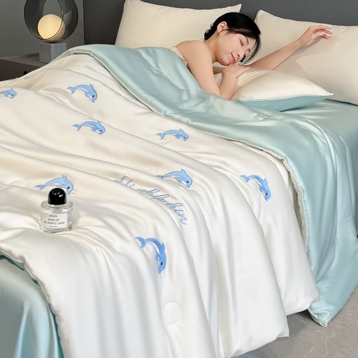 91家纺网 家纺一手货源 找家纺 如一 2025新款精绣系列水洗冰丝夏被四件套 小海豚-奶白蓝