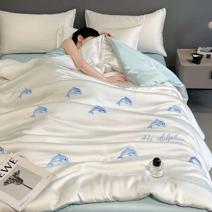 91家纺网 家纺一手货源 找家纺 如一 2025新款精绣系列水洗冰丝夏被四件套 小海豚-奶白蓝