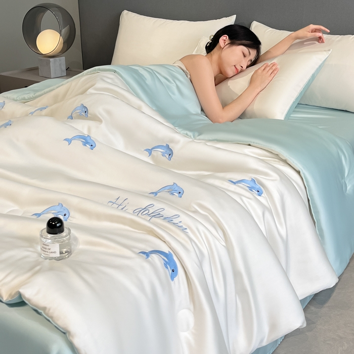91家纺网 家纺一手货源 找家纺 如一 2025新款精绣系列水洗冰丝夏被四件套 小海豚-奶白蓝