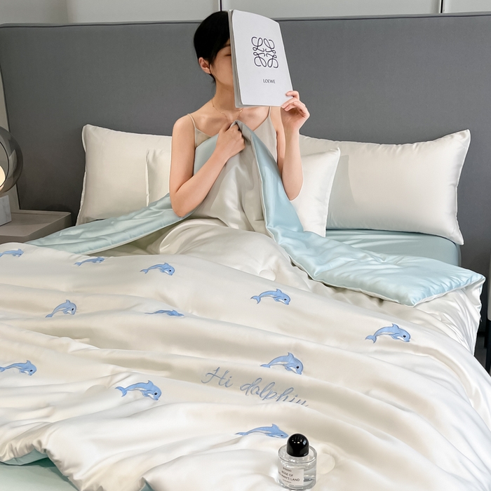 91家纺网 家纺一手货源 找家纺 如一 2025新款精绣系列水洗冰丝夏被四件套 小海豚-奶白蓝