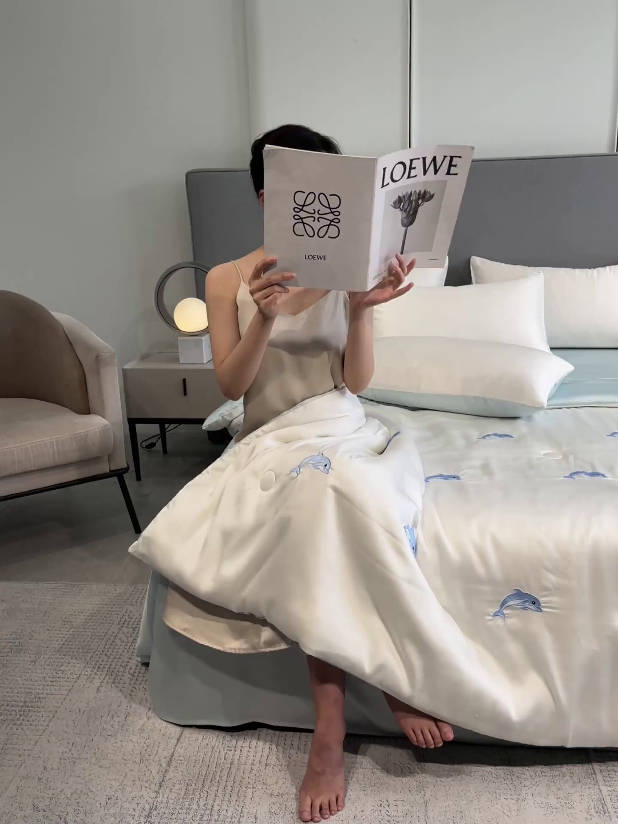 91家纺网 家纺一手货源 找家纺 如一 2025新款精绣系列水洗冰丝夏被四件套 小海豚-奶白蓝