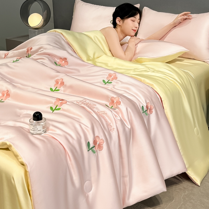 91家纺网 家纺一手货源 找家纺 如一 2025新款精绣系列水洗冰丝夏被四件套 小红花-粉米