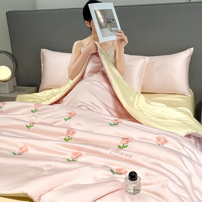 91家纺网 家纺一手货源 找家纺 如一 2025新款精绣系列水洗冰丝夏被四件套 小红花-粉米