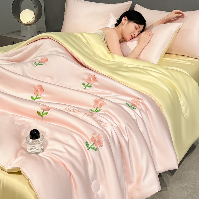 91家纺网 家纺一手货源 找家纺 如一 2025新款精绣系列水洗冰丝夏被四件套 小红花-粉米