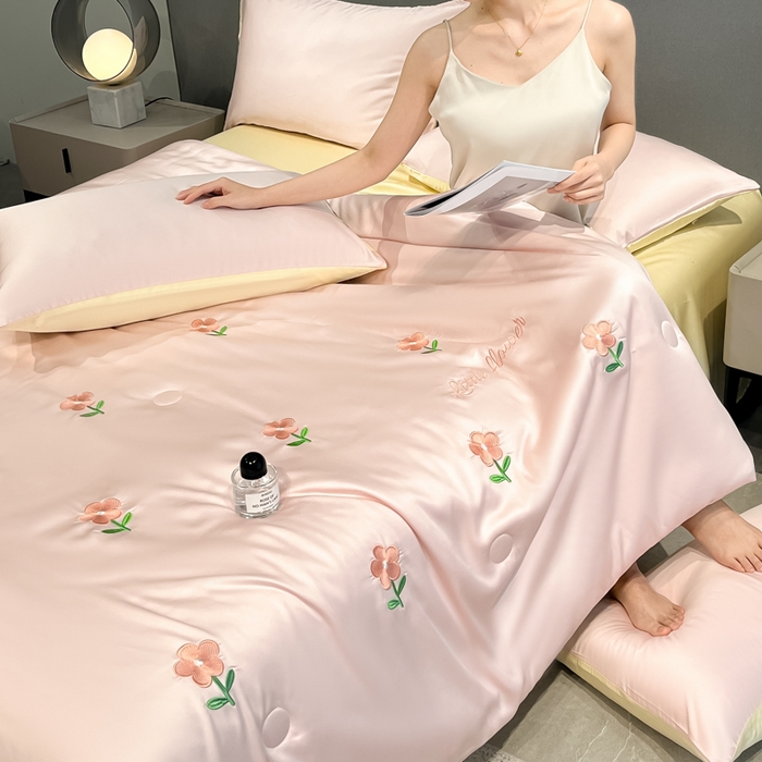 91家纺网 家纺一手货源 找家纺 如一 2025新款精绣系列水洗冰丝夏被四件套 小红花-粉米