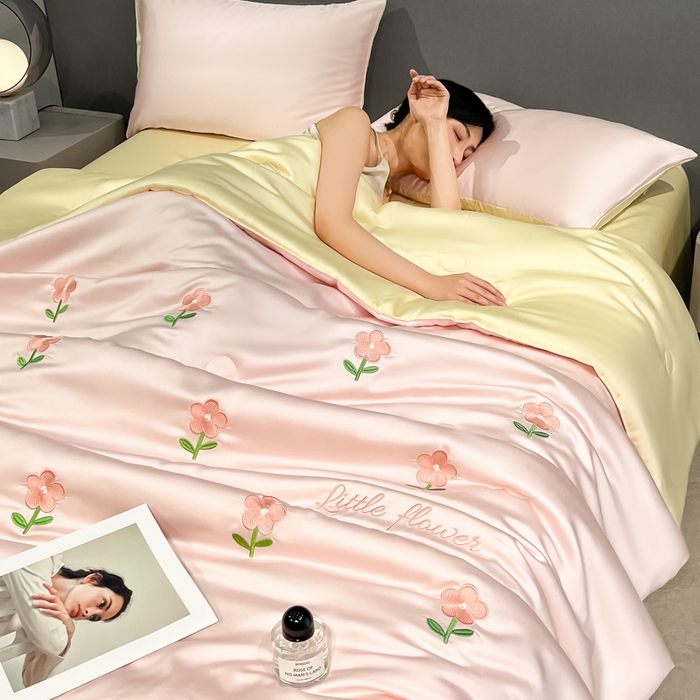 91家纺网 家纺一手货源 找家纺 如一 2025新款精绣系列水洗冰丝夏被四件套 小红花-粉米