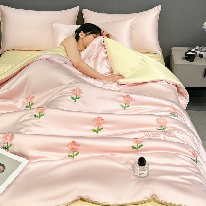 91家纺网 家纺一手货源 找家纺 如一 2025新款精绣系列水洗冰丝夏被四件套 小红花-粉米