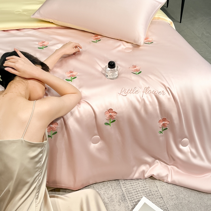 91家纺网 家纺一手货源 找家纺 如一 2025新款精绣系列水洗冰丝夏被四件套 小红花-粉米