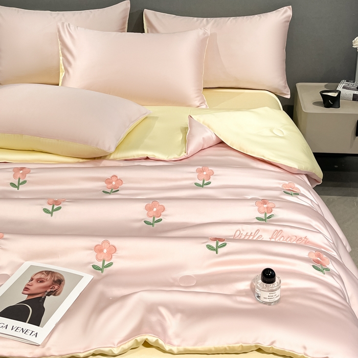 91家纺网 家纺一手货源 找家纺 如一 2025新款精绣系列水洗冰丝夏被四件套 小红花-粉米