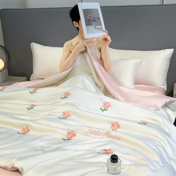 91家纺网 家纺一手货源 找家纺 如一 2025新款精绣系列水洗冰丝夏被四件套 小红花-奶白粉