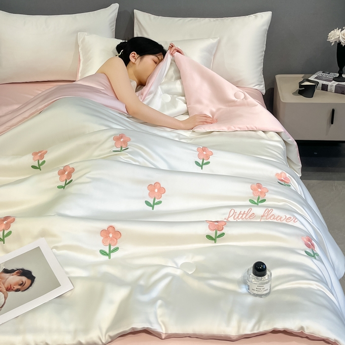 91家纺网 家纺一手货源 找家纺 如一 2025新款精绣系列水洗冰丝夏被四件套 小红花-奶白粉