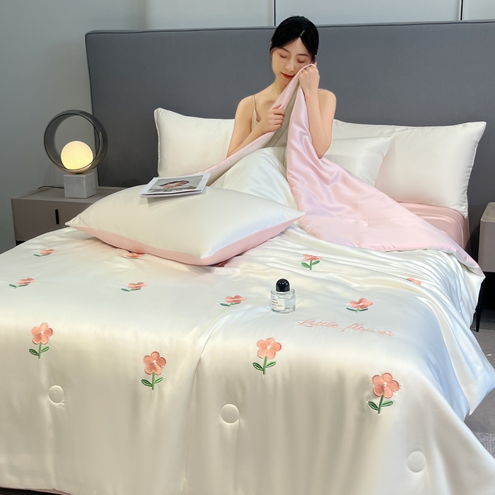 91家纺网 家纺一手货源 找家纺 如一 2025新款精绣系列水洗冰丝夏被四件套 小红花-奶白粉