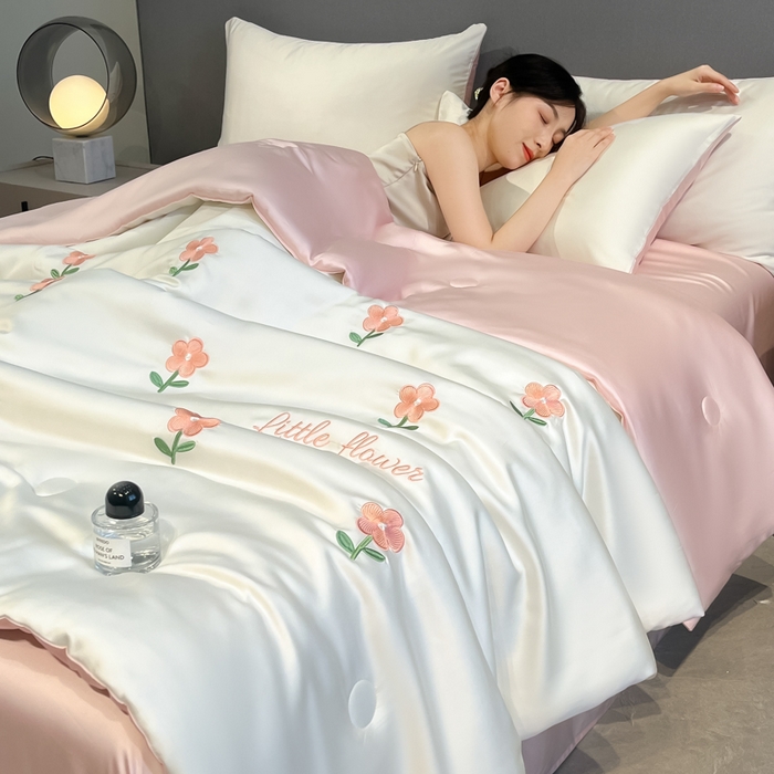 91家纺网 家纺一手货源 找家纺 如一 2025新款精绣系列水洗冰丝夏被四件套 小红花-奶白粉