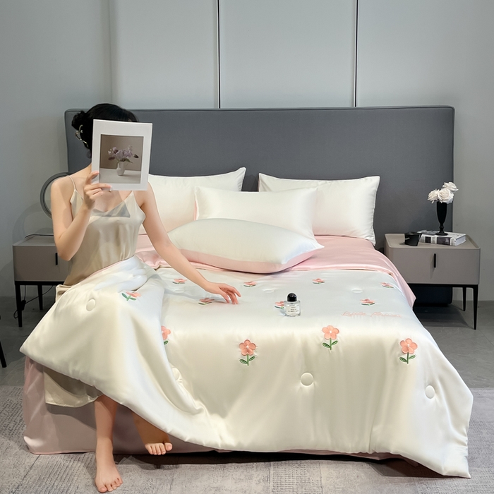 91家纺网 家纺一手货源 找家纺 如一 2025新款精绣系列水洗冰丝夏被四件套 小红花-奶白粉