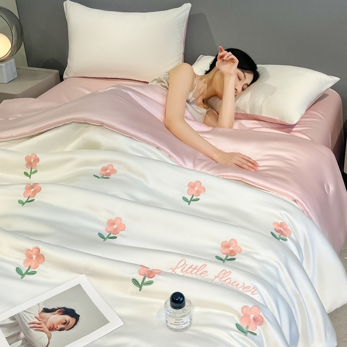 91家纺网 家纺一手货源 找家纺 如一 2025新款精绣系列水洗冰丝夏被四件套 小红花-奶白粉