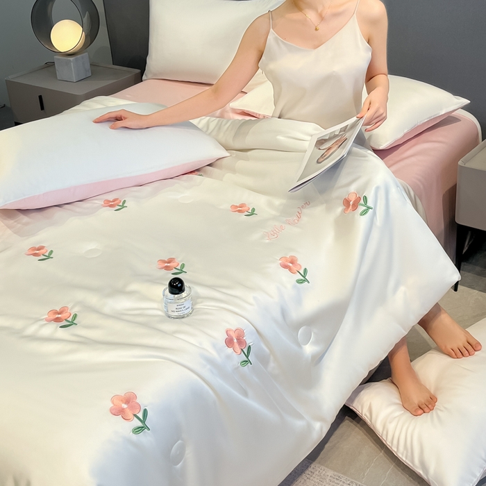 91家纺网 家纺一手货源 找家纺 如一 2025新款精绣系列水洗冰丝夏被四件套 小红花-奶白粉