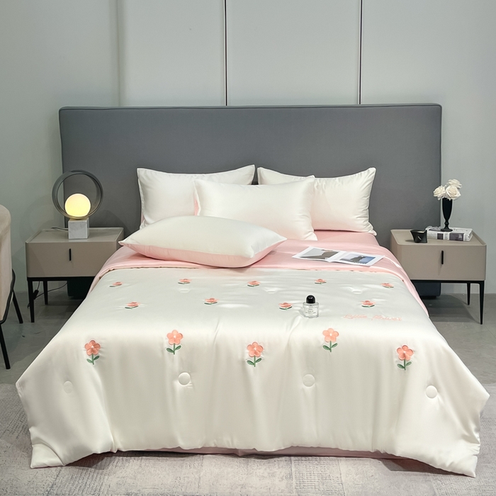 91家纺网 家纺一手货源 找家纺 如一 2025新款精绣系列水洗冰丝夏被四件套 小红花-奶白粉