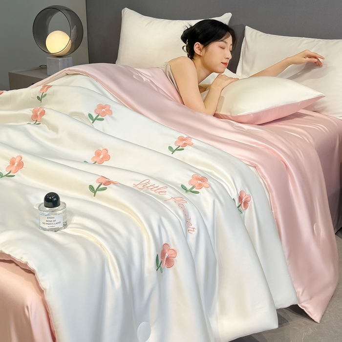 91家纺网 家纺一手货源 找家纺 如一 2025新款精绣系列水洗冰丝夏被四件套 小红花-奶白粉