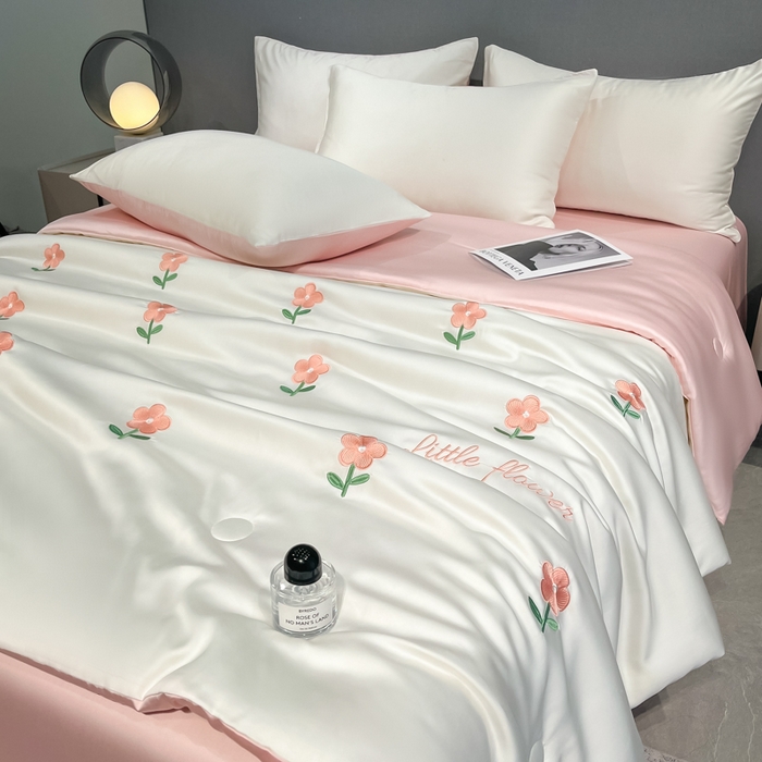 91家纺网 家纺一手货源 找家纺 如一 2025新款精绣系列水洗冰丝夏被四件套 小红花-奶白粉