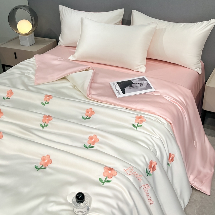 91家纺网 家纺一手货源 找家纺 如一 2025新款精绣系列水洗冰丝夏被四件套 小红花-奶白粉