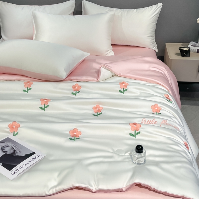 91家纺网 家纺一手货源 找家纺 如一 2025新款精绣系列水洗冰丝夏被四件套 小红花-奶白粉