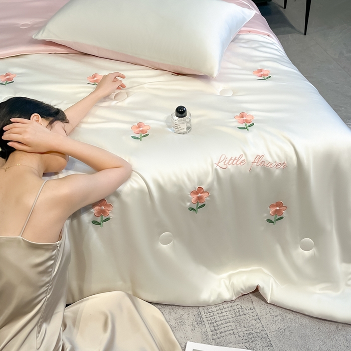 91家纺网 家纺一手货源 找家纺 如一 2025新款精绣系列水洗冰丝夏被四件套 小红花-奶白粉