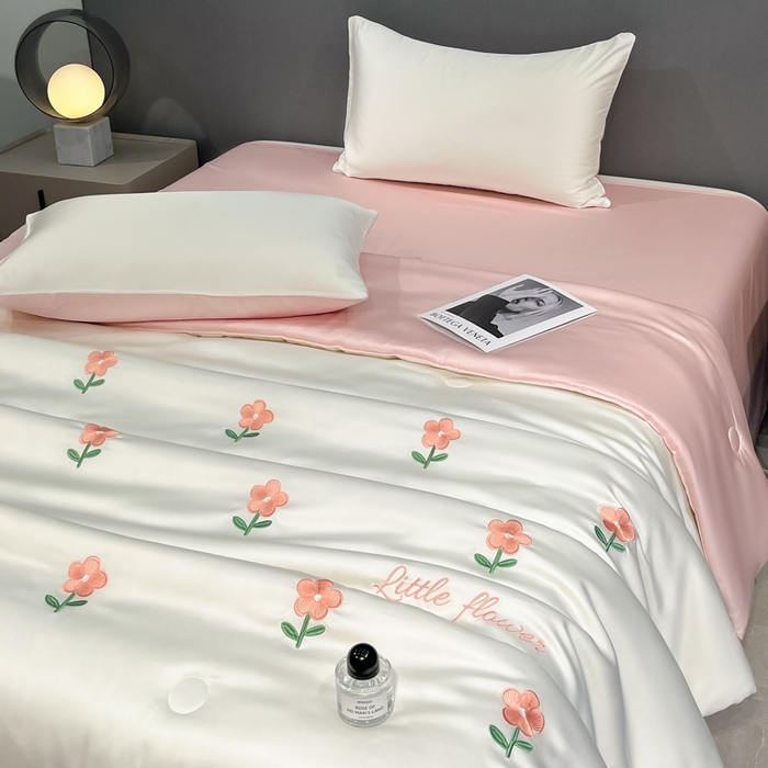 91家纺网 家纺一手货源 找家纺 如一 2025新款精绣系列水洗冰丝夏被四件套 小红花-奶白粉