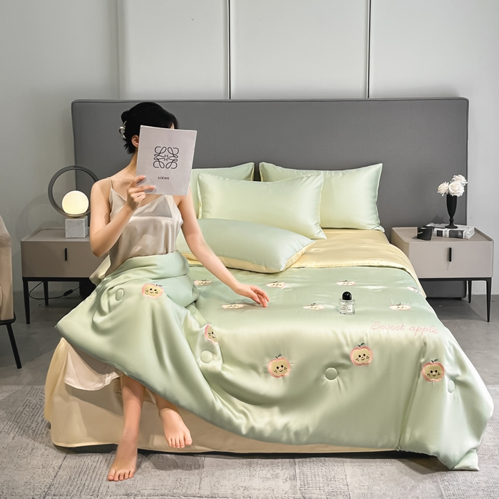 91家纺网 家纺一手货源 找家纺 如一 2025新款精绣系列水洗冰丝夏被四件套 小苹果-绿米