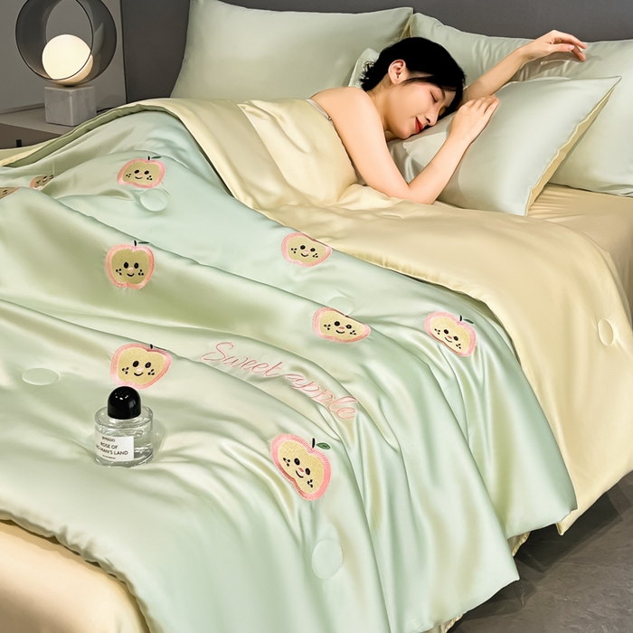91家纺网 家纺一手货源 找家纺 如一 2025新款精绣系列水洗冰丝夏被四件套 小苹果-绿米