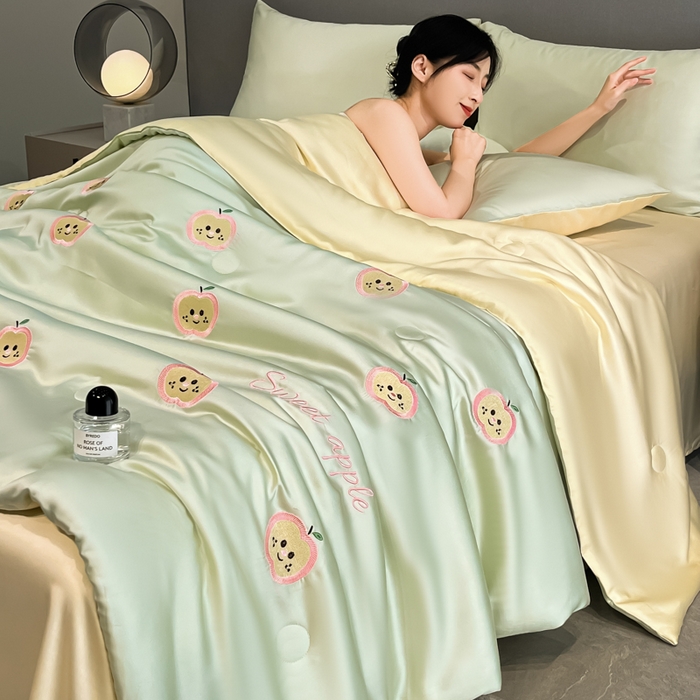 91家纺网 家纺一手货源 找家纺 如一 2025新款精绣系列水洗冰丝夏被四件套 小苹果-绿米