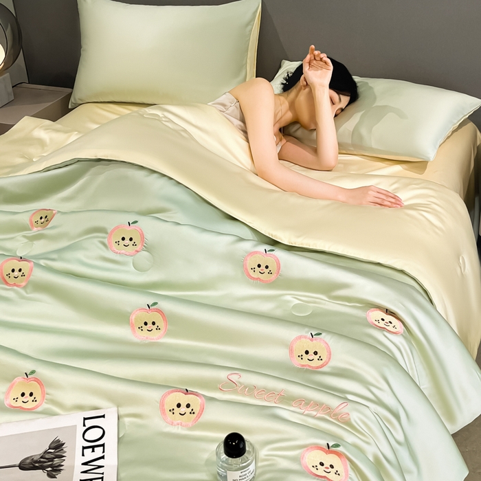 91家纺网 家纺一手货源 找家纺 如一 2025新款精绣系列水洗冰丝夏被四件套 小苹果-绿米