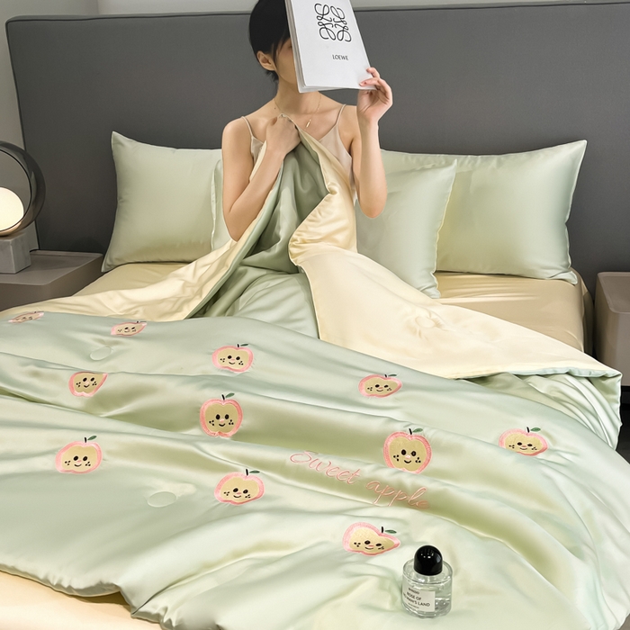 91家纺网 家纺一手货源 找家纺 如一 2025新款精绣系列水洗冰丝夏被四件套 小苹果-绿米